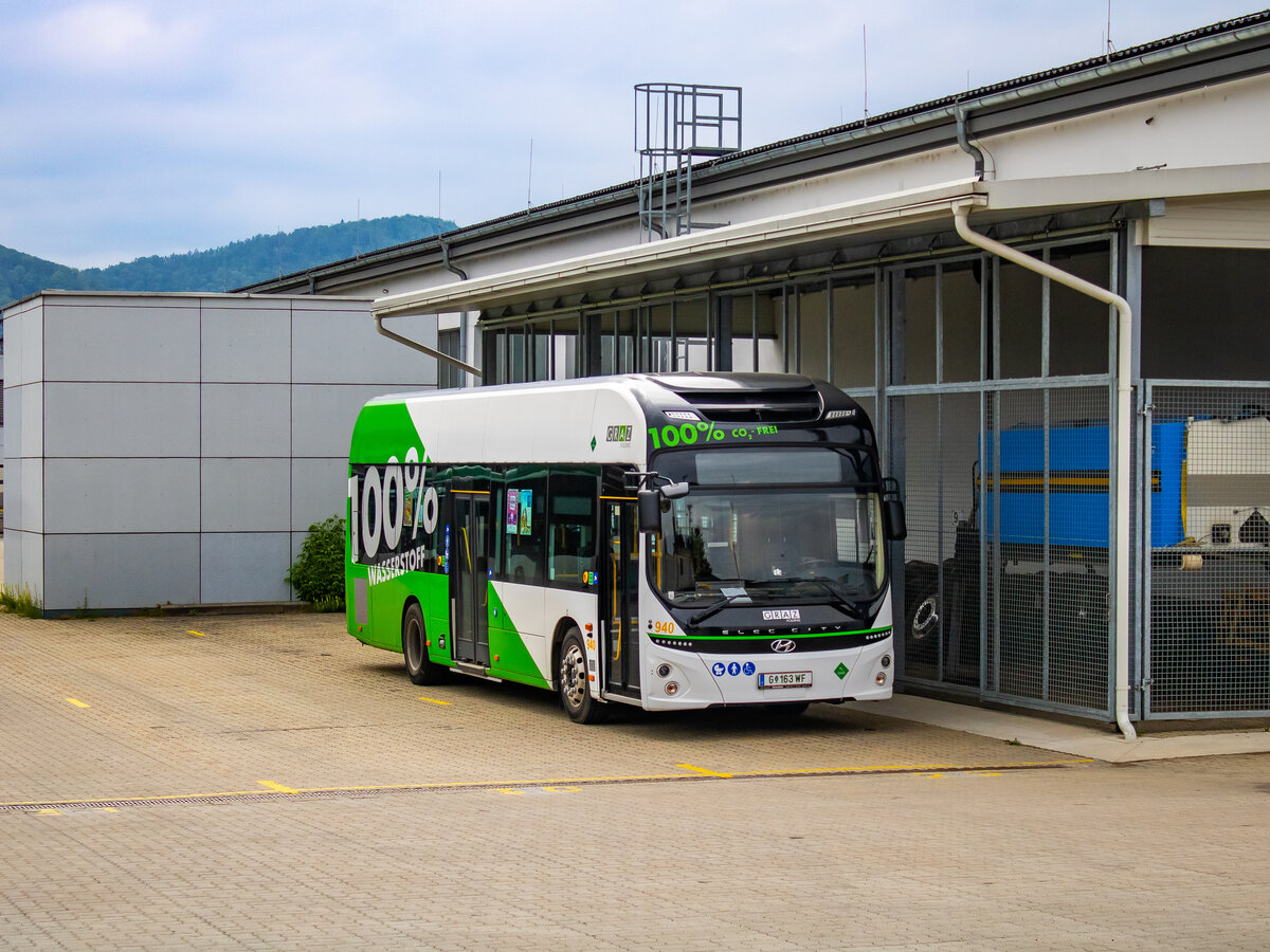 Graz. Wagen 940 der Graz Linien steht hier am 1. Mai 2024 abgestellt am Gelände der Busgarage Kärntnerstraße.