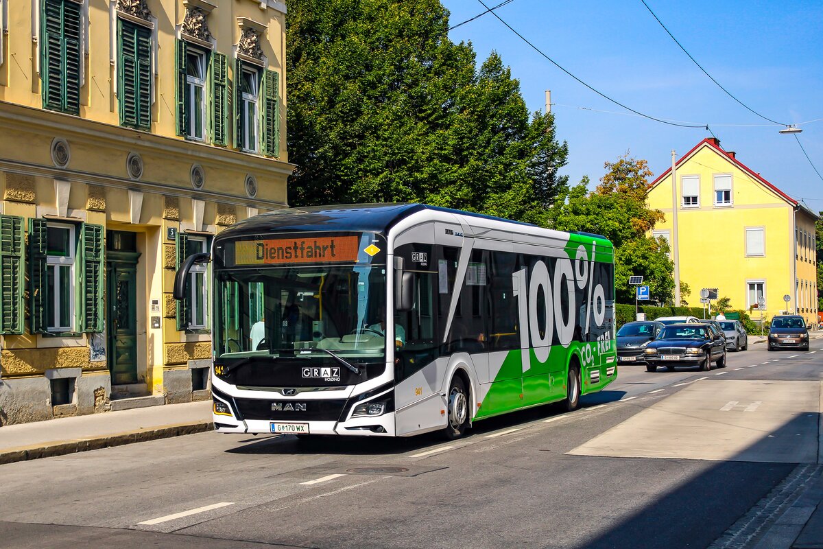 Graz. Wagen 941 der Graz Linien ist hier am 12.09.2023 als Dienstfahrt beim Marienplatz zu sehen.