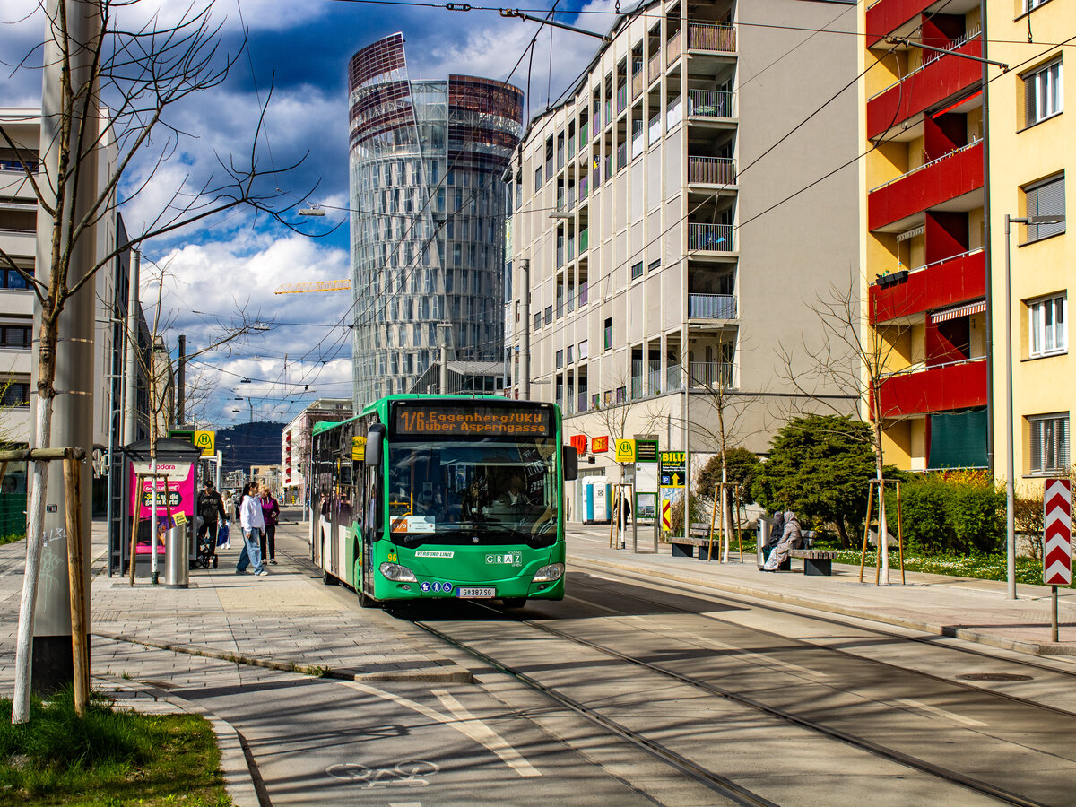 Graz. Wagen 96 der Graz Linien steht hier am 25.03.2024 als Linie 1/6 in der Haltestelle Helmut-List-Halle.