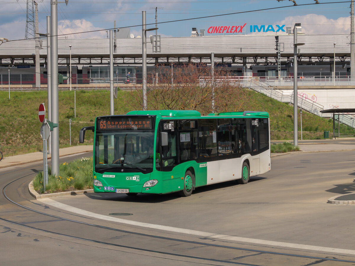 Graz. Wagen 99 verlässt hier am 03.05.2021 als Linie 65 die Haltestelle Puntigam.