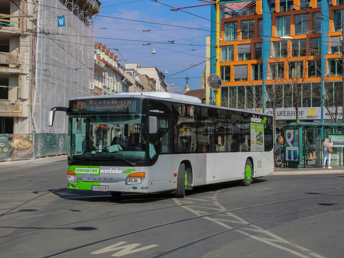 Graz. Wagen W4240 von Watzke war am 27.03.2021 als Linie 431 nach Nestelbach unterwegs, hier bei der Abfahrt am Jakominiplatz.