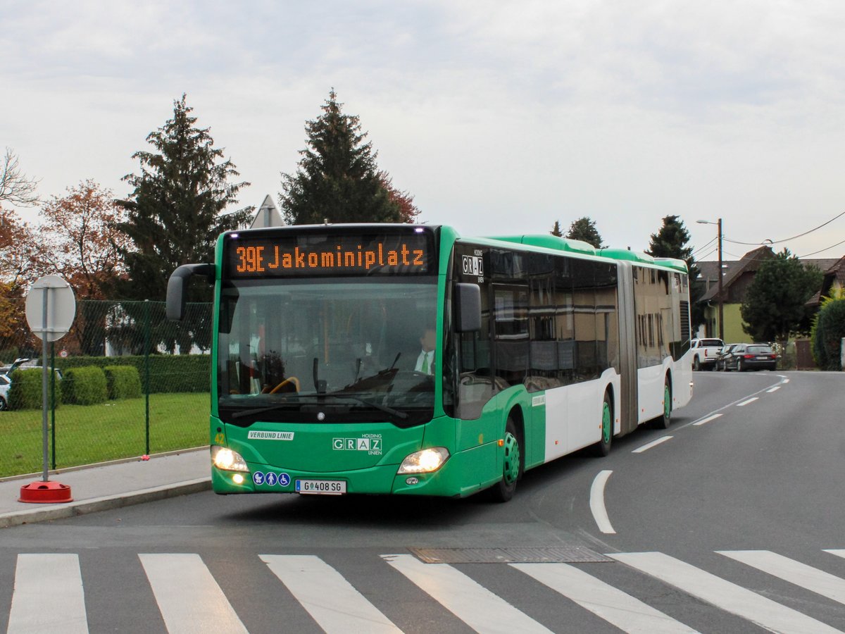 Graz. Zu Allerheiligen 2020 verstärkten die Graz Linien ihre Friedhofslinien 39 und 52. Wagen 42 der Graz Linien ist hier als Sonderlinie Linie 39E in der Kepellenstraße / Alte Poststraße zu sehen.