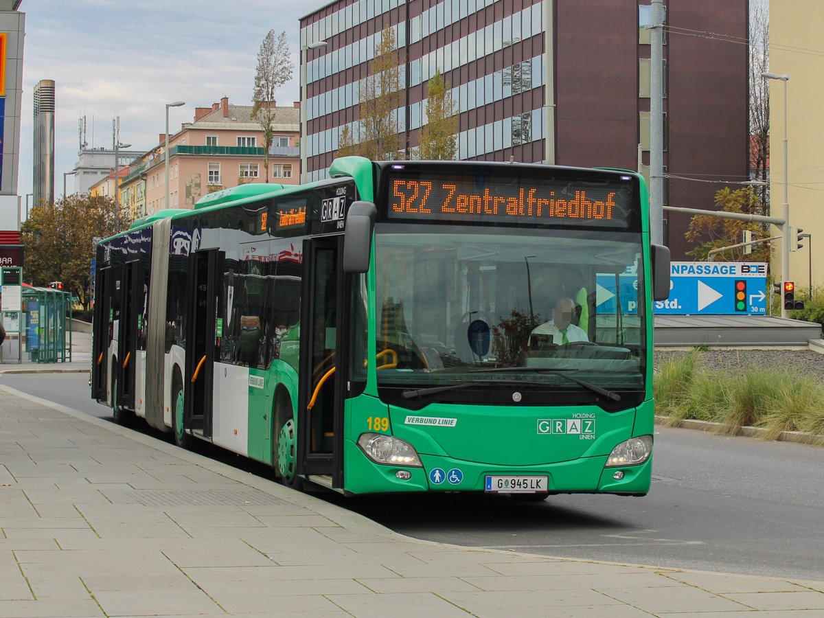 Graz. Zu Allerheiligen 2020 verstärkten die Graz Linien ihre Friedhofslinien 39 und 52. Wagen 189 der Graz Linien ist hier als Linie 52Z vor dem Hauptbahnhof zu sehen.