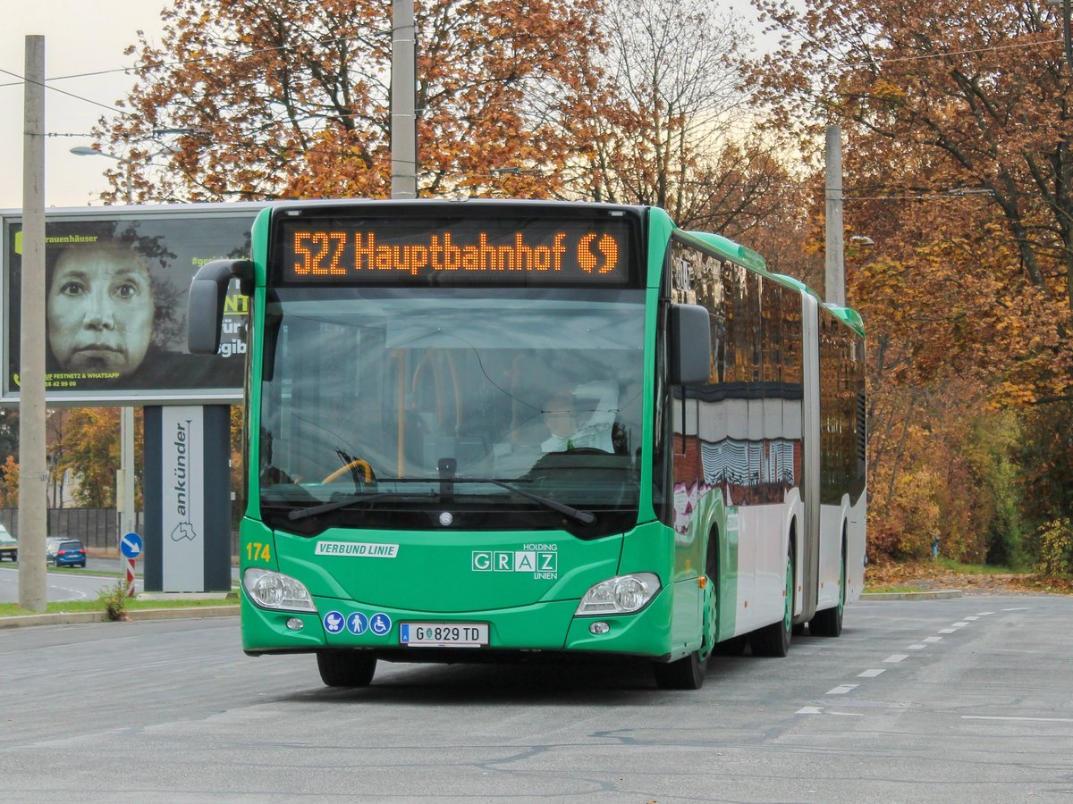 Graz. Zu Allerheiligen 2020 verstärkten die Graz Linien ihre Friedhofslinien 39 und 52. Wagen 174 der Graz Linien ist hier als Linie 52Z beim Abwarten seiner Stehzeit in der Schleife Zentralfriedhof zu sehen.