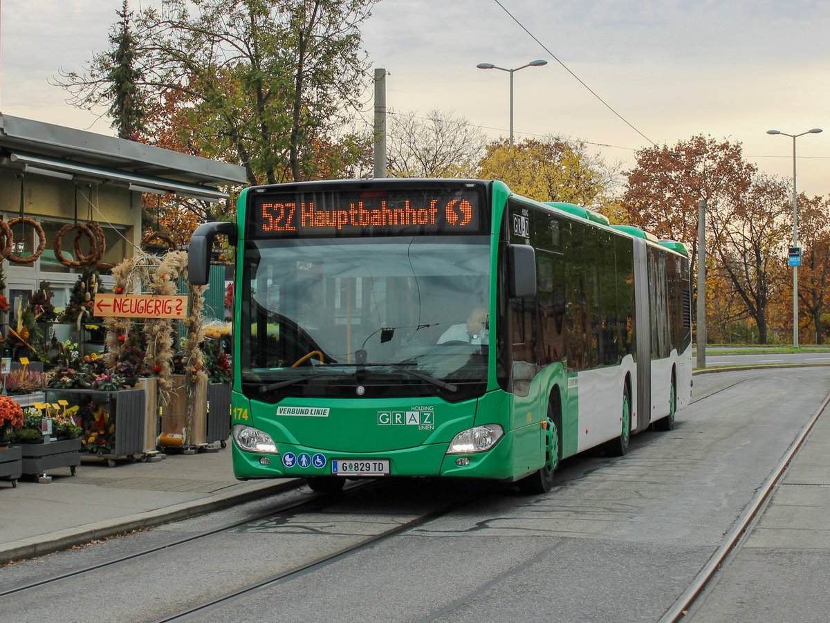 Graz. Zu Allerheiligen 2020 verstärkten die Graz Linien ihre Friedhofslinien 39 und 52. Wagen 174 der Graz Linien ist hier als Linie 52Z vor dem Zentralfriedhof zu sehen.