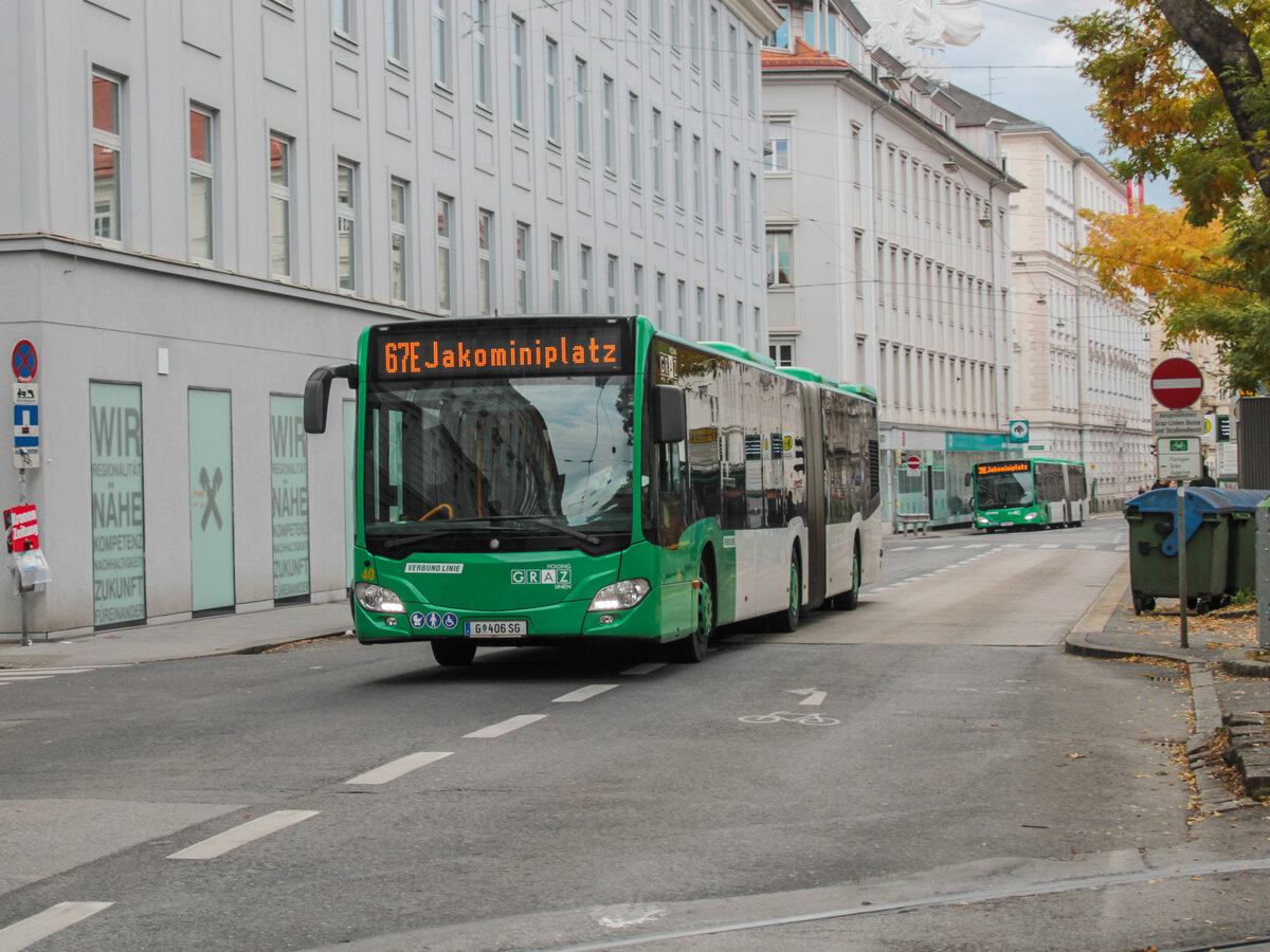 Graz. Zu Allerheiligen am 01.11.2021 begegnete mir Wagen 40 der Graz Linien als 67E in der Radetzkystraße.