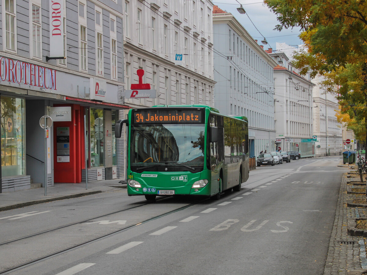 Graz. Zu Allerheiligen am 01.11.2021 begegnete mir Wagen 101 der Graz Linien als 34 in der Radetzkystraße.