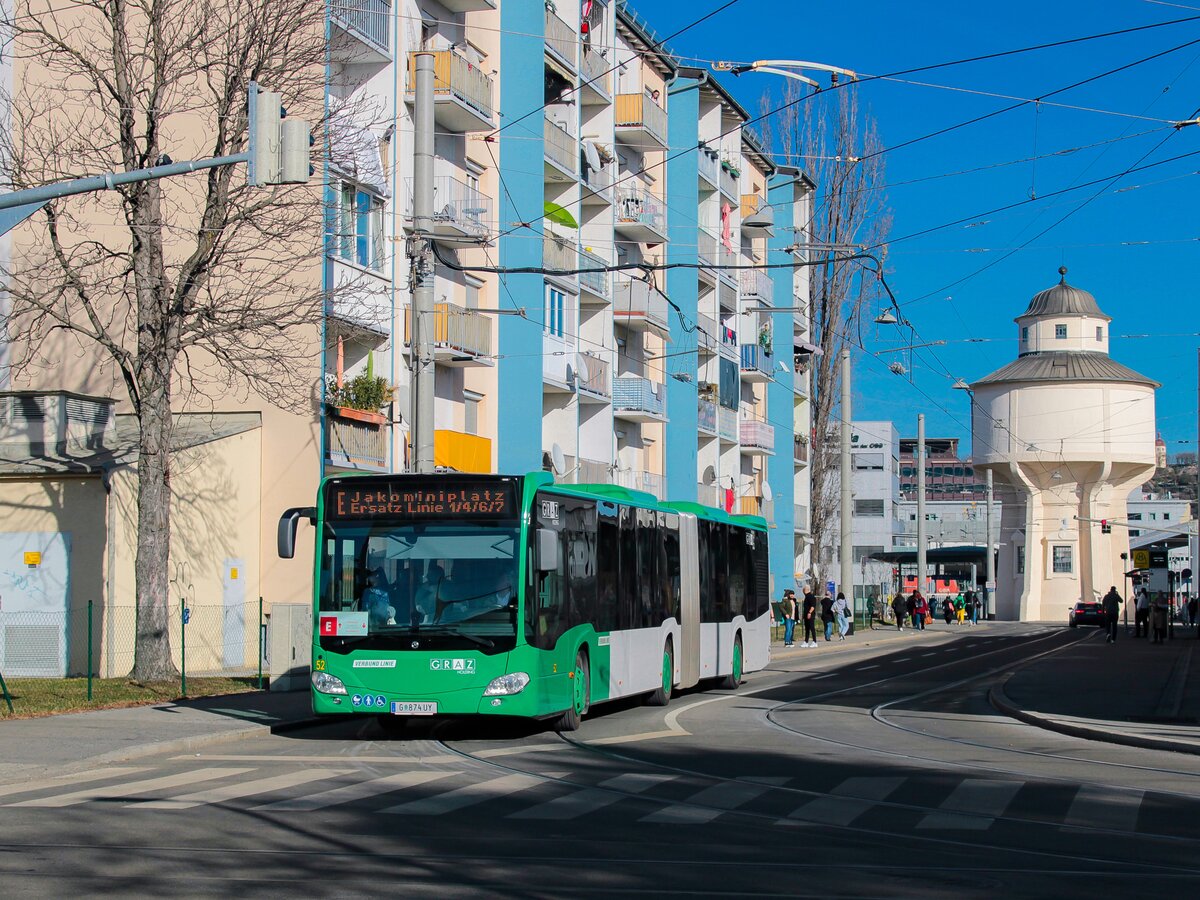 Graz. Zu Faschingsdienstag richteten die Graz Linien einen Sonderverkehr ein. Im Zuge dessen verkehrten Sonderlinien und Ersatzbusse, hier ist Wagen 52 als Linie E1,4,6,7 in der Daungasse zu sehen.
