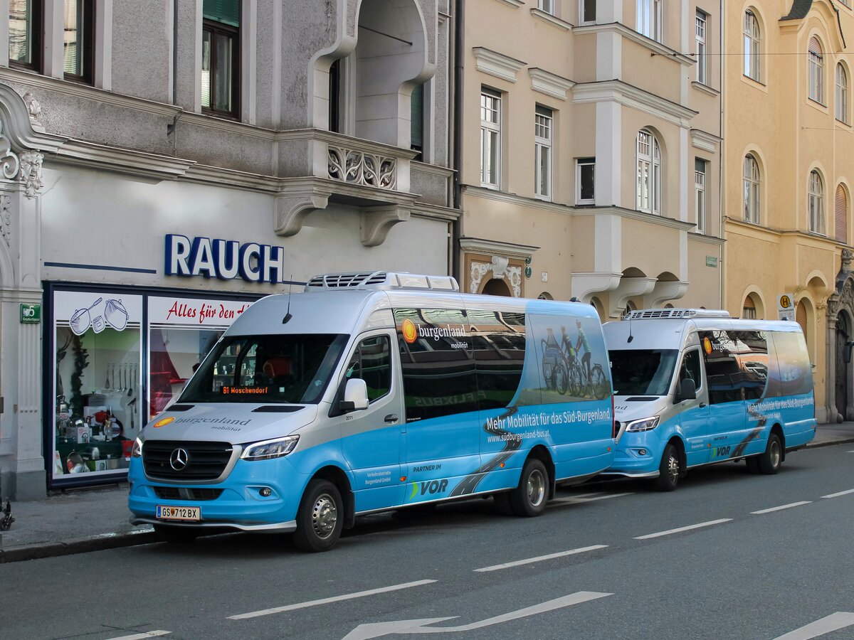 Graz. Zwei Burgenländer besuchten am Vormittag des 10.01.2023 die steirische Landeshauptstadt, hier sind die zwei Mercedes Sprinter wieder auf dem Weg als Linien B1 und B2 in ihre Heimat ins Südburgenland, abgelichtet am Dietrichsteinplatz.