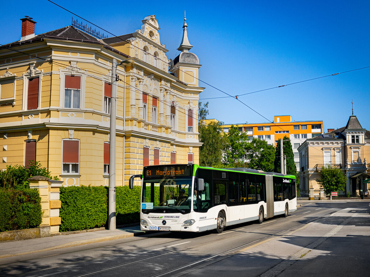 Graz. Zwischen prachtvollen Villen, fährt am 06.07.2024 der Dr. Richard Wagen 1701, auf dem Weg nach Mariatrost.