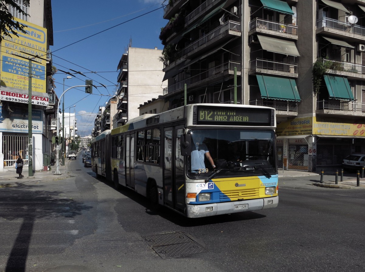 Griechenland / Athen: Volvo B7LA / Saracakis - aufgenommen im Oktober 2014 in der Innenstadt von Athen.