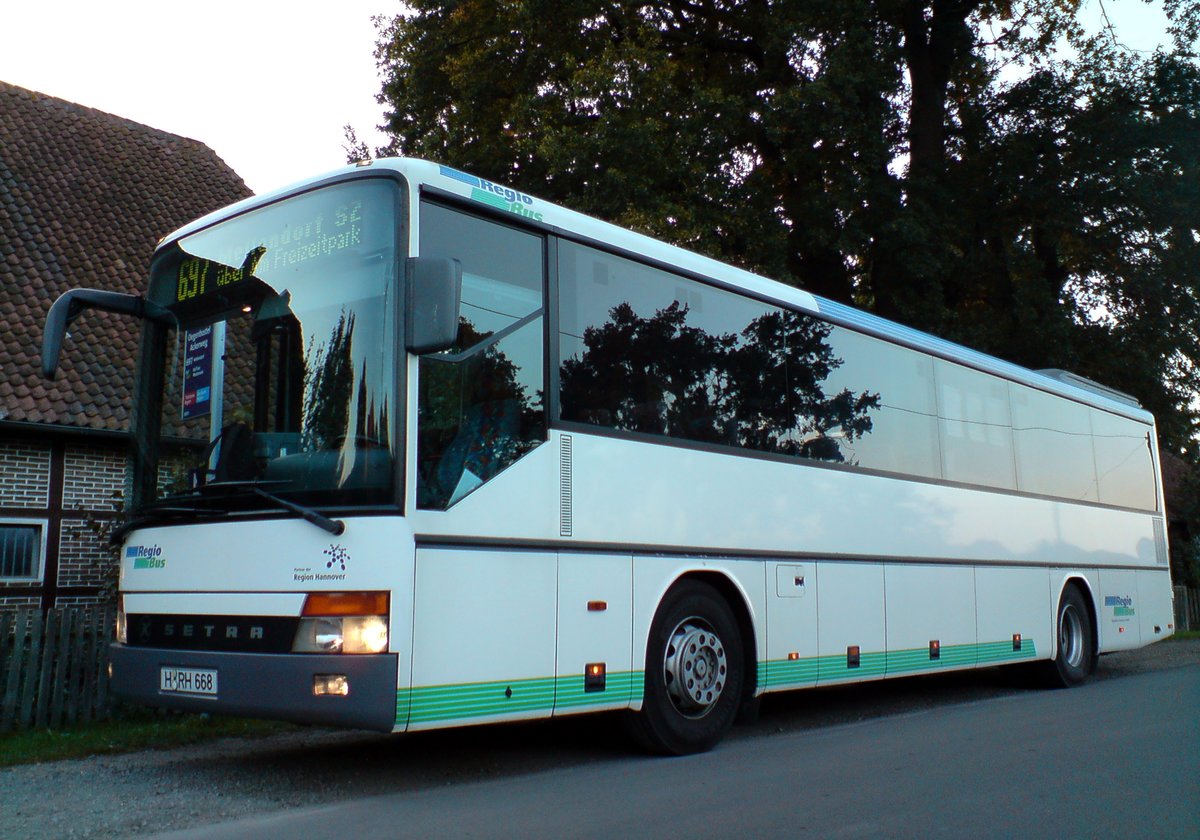 H-RH 668 hier aufgenommen in Oegenbostel/Ackerweg. Dieses Fahrzeug ist mittlerweile verkauft an Firma Florian Enders. Aufgenommen am 01.10.2013