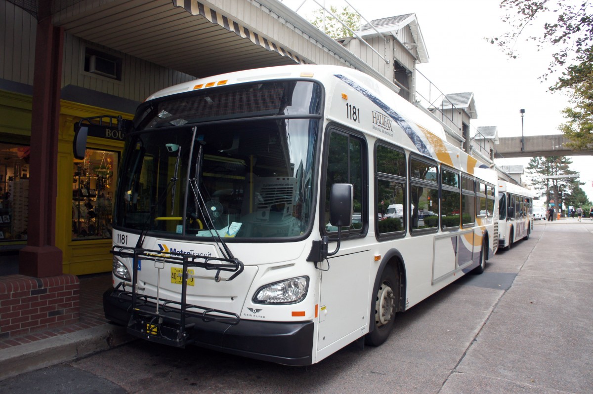Halifax Transit (Stadtbus): Ein Bus des Herstellers New Flyer Industries, Wagennummer 1181, aufgenommen im September 2014 am Hafen (Upper Water Street) von Halifax (Nova Scotia, Kanada).
