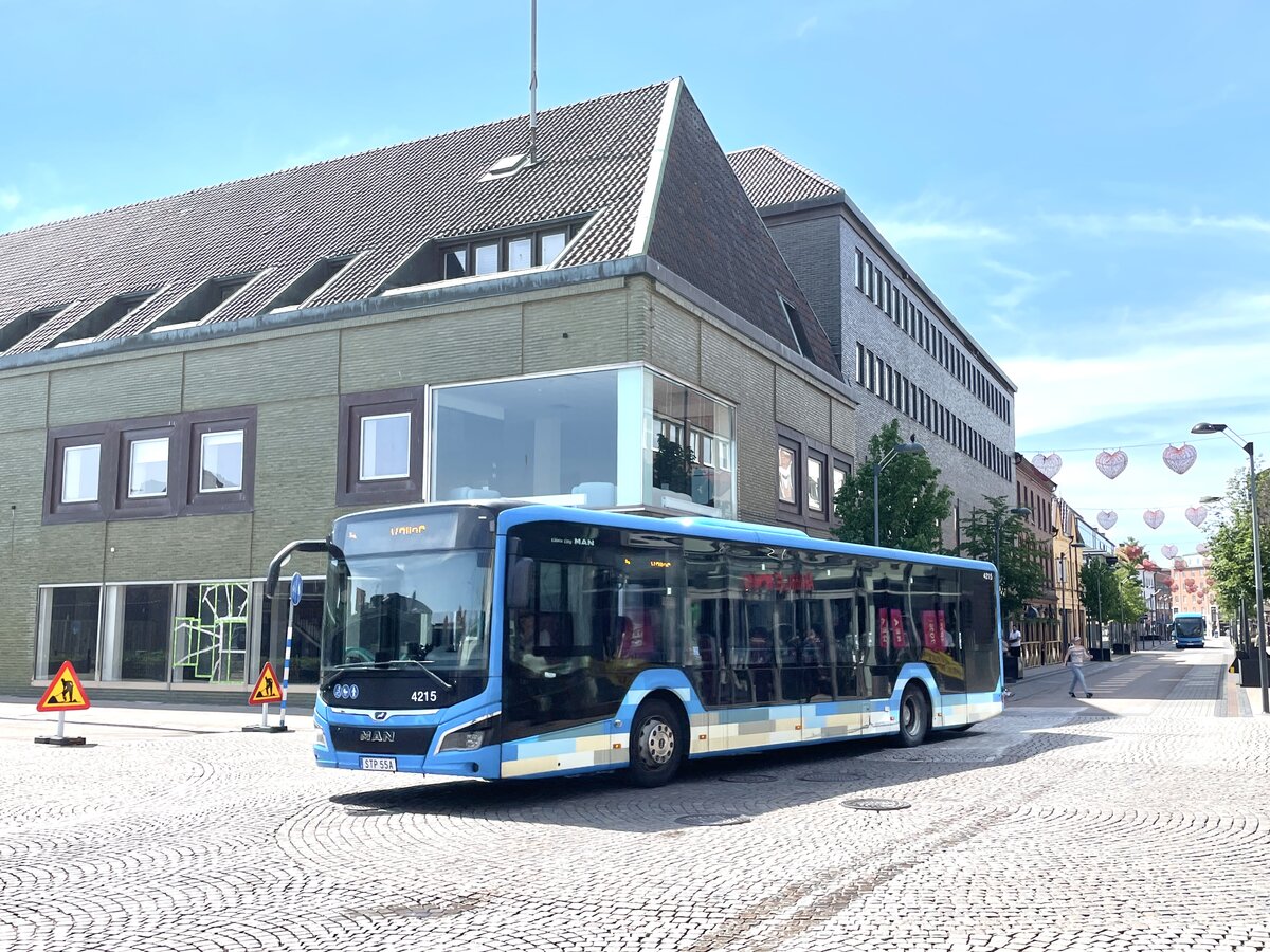 Hallandstrafiken / Nobina,  Halmstad. MAN Lion's City 12 (Nr. 4215) in Halmstad, Stora Torg. (21.6.2026)