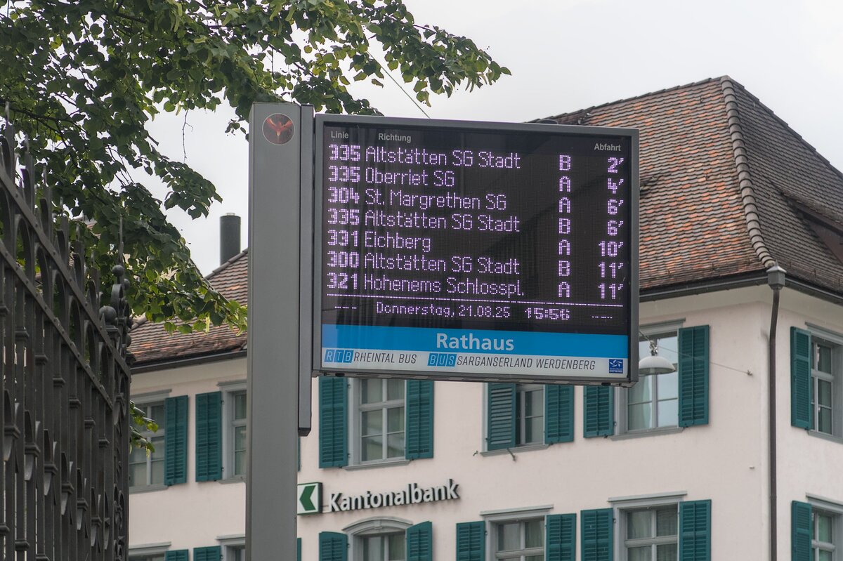 Haltestelle Altst�tten SG Rathaus mit Abfahrtsanzeige, angefahren von Rheintalbus und Bus Sarganserland Werdenberg im Tarifverbund Ostwind. Aufgenommen 21.8.2025.