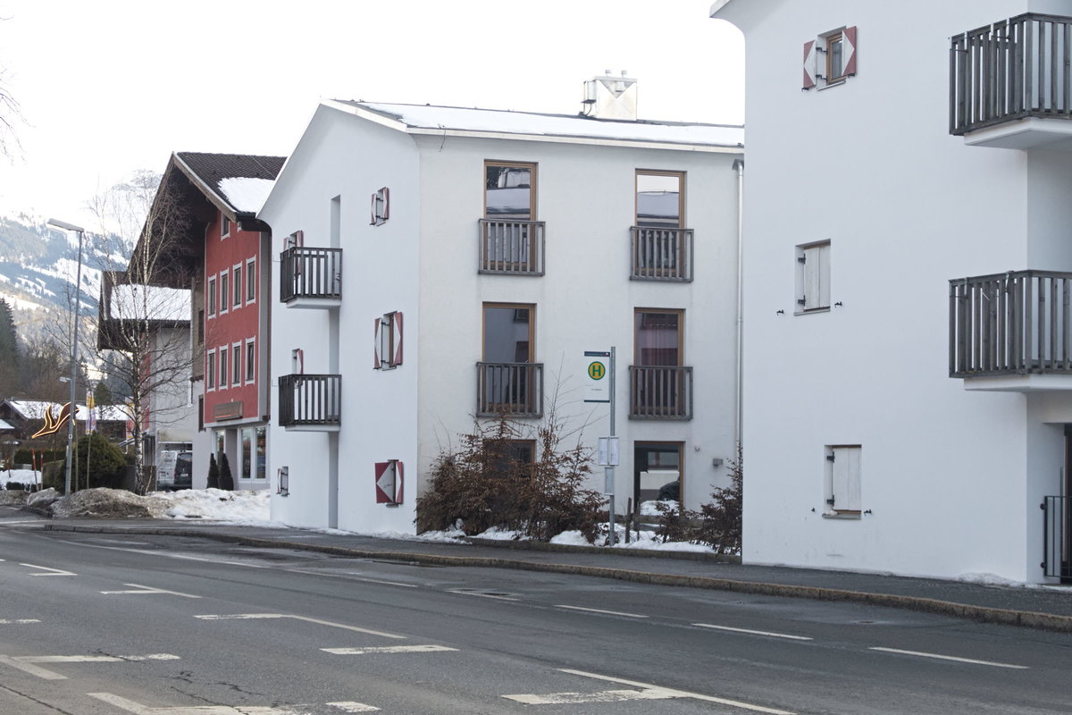Haltestelle Kitzbühel Gh. Eisenbad (Westseite). Aufgenommen 4.2.2021.