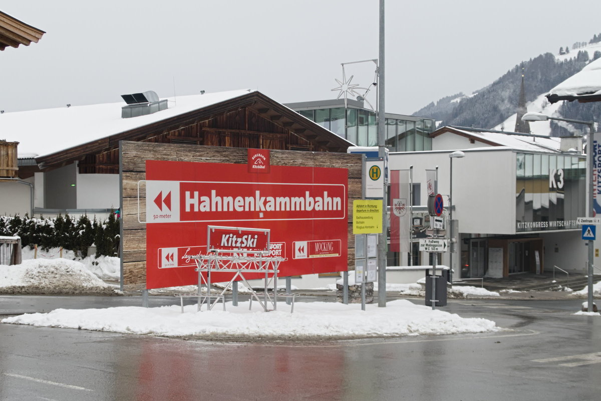 Haltestelle Kitzbühel Hahnenkamm Bahnhof. Aufgenommen 27.1.2021.