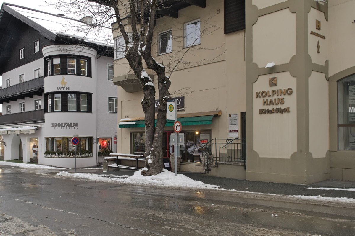 Haltestelle Kitzbühel Postamt. Aufgenommen 27.1.2021.