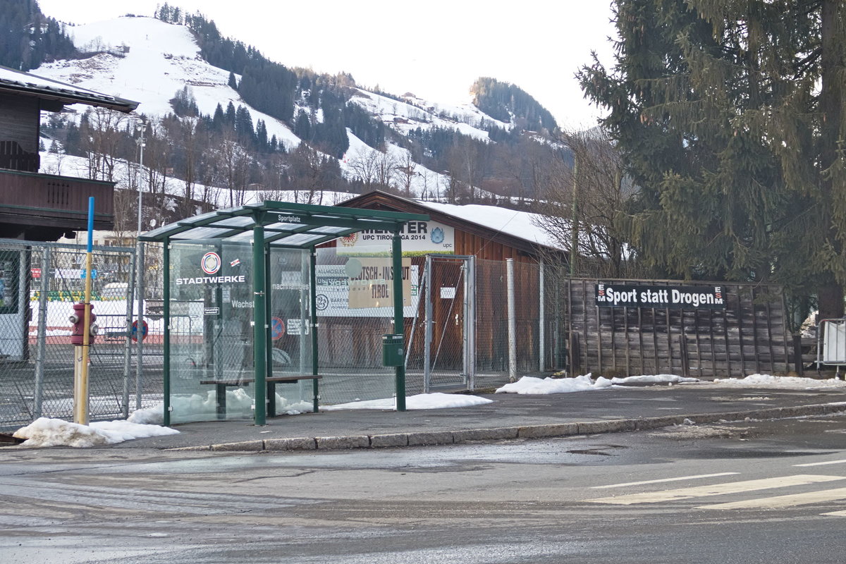 Haltestelle Kitzbühel Sportplatz. Aufgenommen 4.2.2021.