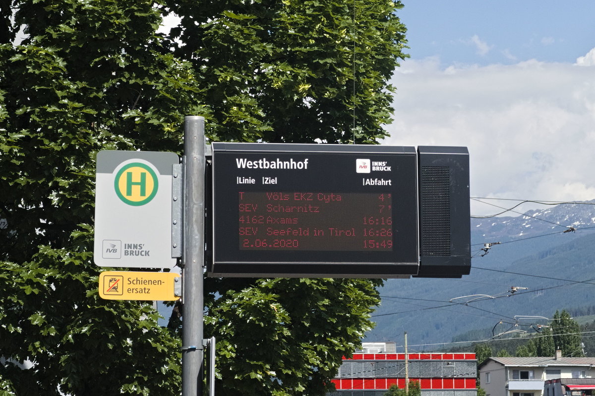 Haltestelle Westbahnhof in Innsbruck, mit Zusatztafel für Schienenersatzverkehr. Aufgenommen 2.6.2020.