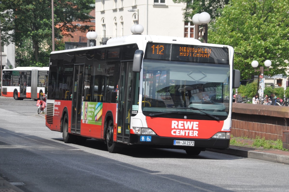 HAMBURG, 08.06.2014, HHA-Bus 8332 als Linie 112 beim Bahnhof Altona