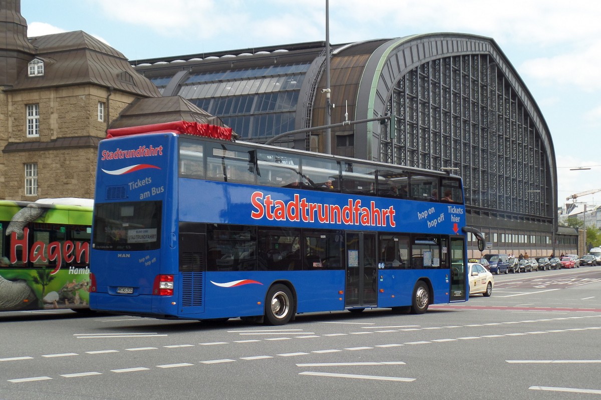 Hamburg Citytours HH-WS 1931, am 28.4.2014 auf Stadtrundfahrt, Kreuzung Steintordamm/Steintorwall am Hauptbahnhof

