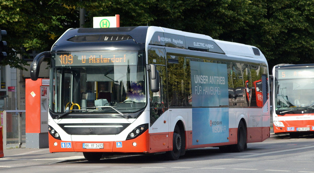 Hamburger Hochbahn AG (HHA) mit Volvo  Plug-in-Hybrid  7900 (Bj.2014) Wagen 1492 auf der Linie 109 Nähe Hamburger ZOB am 25.06.19