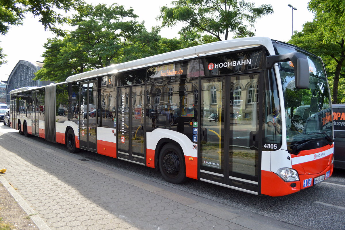 Hamburger Hochbahn AG (HHA) mit MB CapaCity L (Bj.2018) Wagen 4805 Linie 5 Nähe Hamburg ZOB am 25.06.19