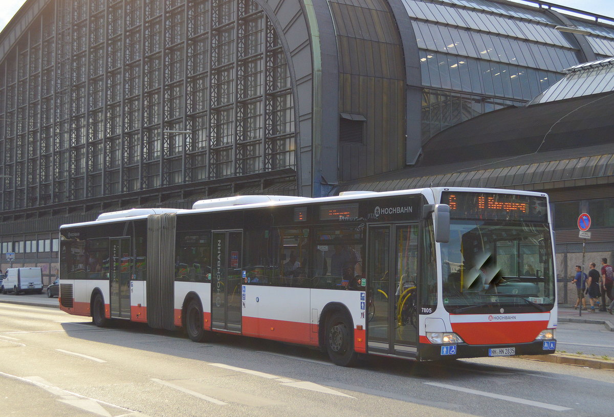 Hamburger Hochbahn AG (HHA) mit einem MB O 530 G „Facelift“ Wagen 7805 (Bj.2008) Linie 6 am 18.06.19 Hamburg Hbf.