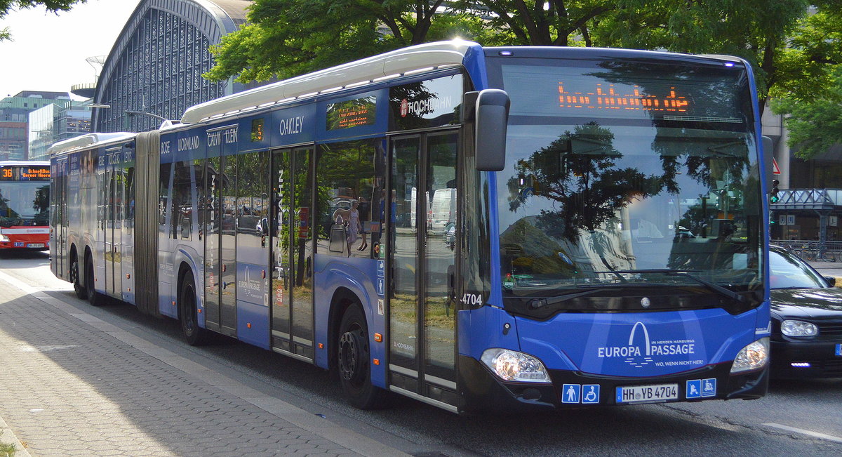 Hamburger Hochbahn AG (HHA) mit Mercedes-Benz CapaCity L Wagen 4704 (Bj. 2017) am 25.06.19 Nähe Hamburg ZOB.