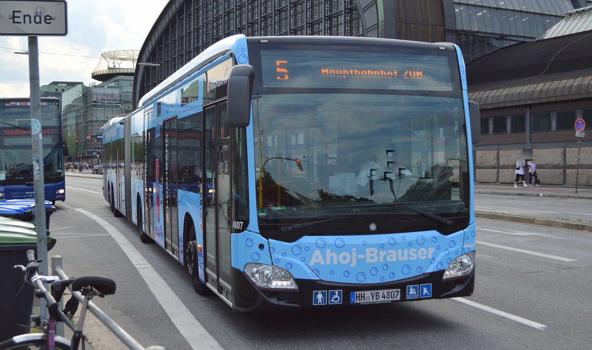 Hamburger Hochbahn AG (HHA) mit MB CapaCity L (Bj.2018) Wagen 4807 Linie 5 am 18.06.19 Hamburg Hbf.