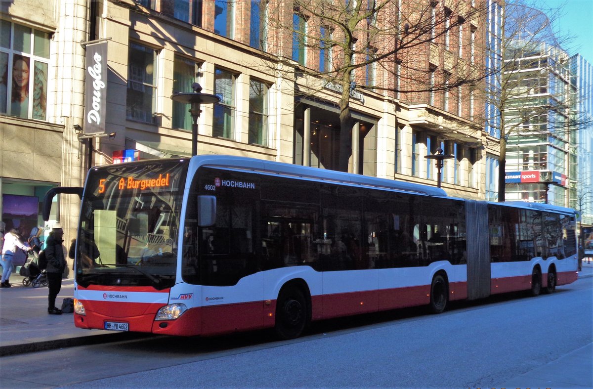 Hamburger Hochbahn Mercedes Benz Capacity Wagen 4602 am 19.03.18 in Hamburg. Das Foto hat ein Freund von mir gemacht und ich darf es veröffentlichen