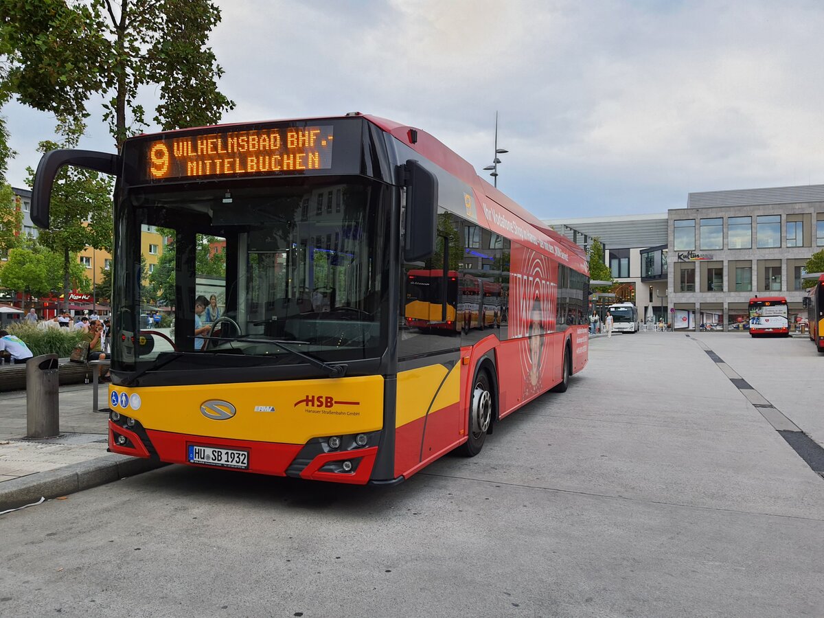 Hanauer Straßenbahn (HSB) Solaris Urbino 12 Wagen 32 am 16.09.2023 in Hanau Freiheitsplatz