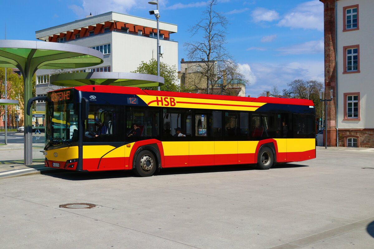 Hanauer Straßenbahn Solaris Urbino 12 Wagen 34 am 14.04.23 in Hanau Freiheitsplatz