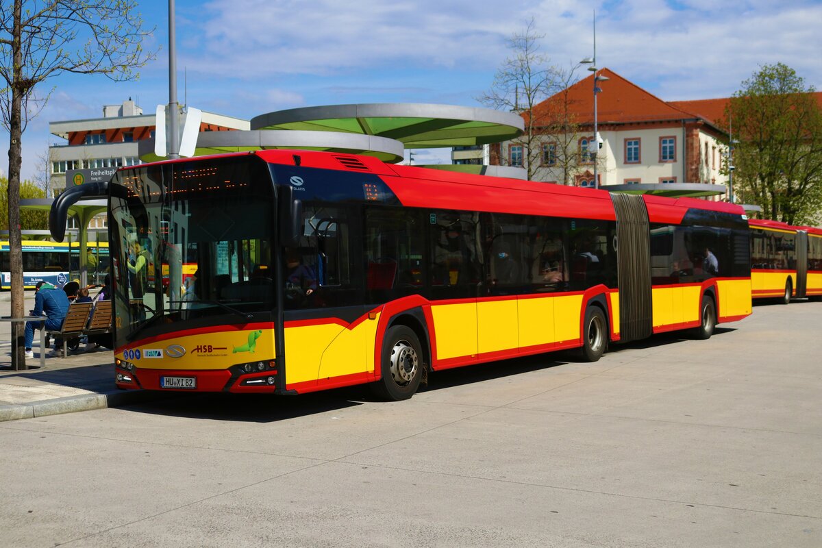Hanauer Straßenbahn Solaris Urbino 18 Wagen 82 am 14.04.23 in Hanau Freiheitsplatz