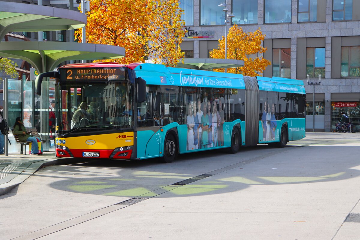 Hanauer Stra�enbahn Solaris Urbino 18 Wagen 87 am 24.10.26 in Hanau Freiheitsplatz 