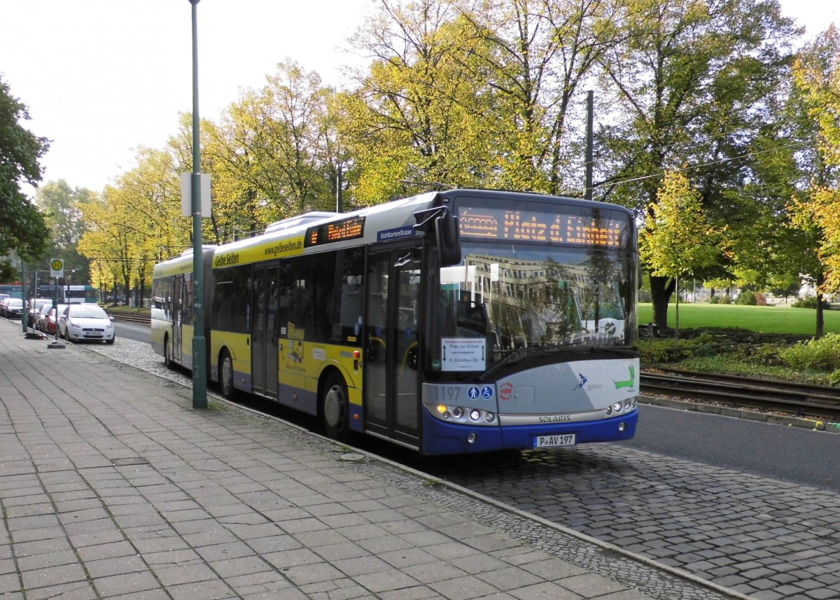 Havelbus Wg 1197 (Solaris Urbino 18) auf dem Straßenbahnersatzverkehr (Platz d. Einheit-E.-Claudius-Str.) am Platz der Einheit, 21.10.14