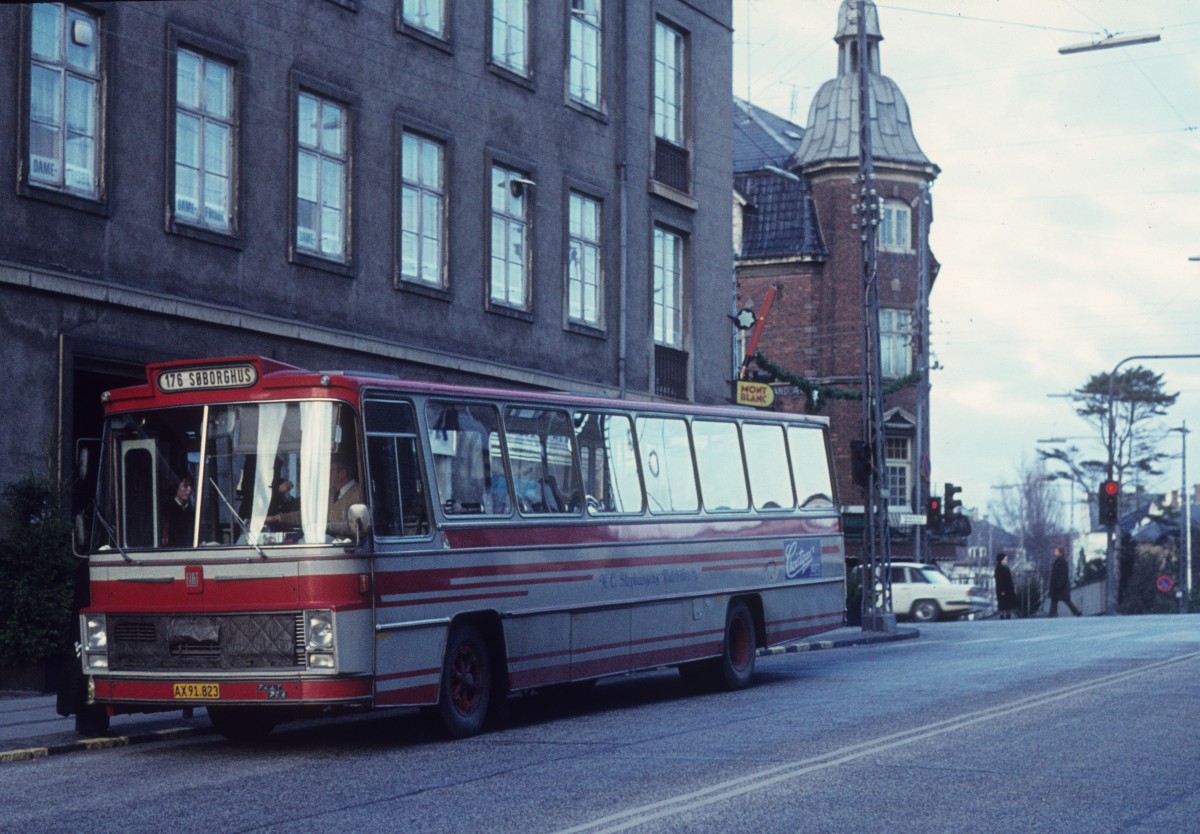 H.C. Stephansens Rutebiler Buslinie 176 (FIAT - AX 91.823) Charlottenlund, Rådhusvej am 1. Januar 1974.
