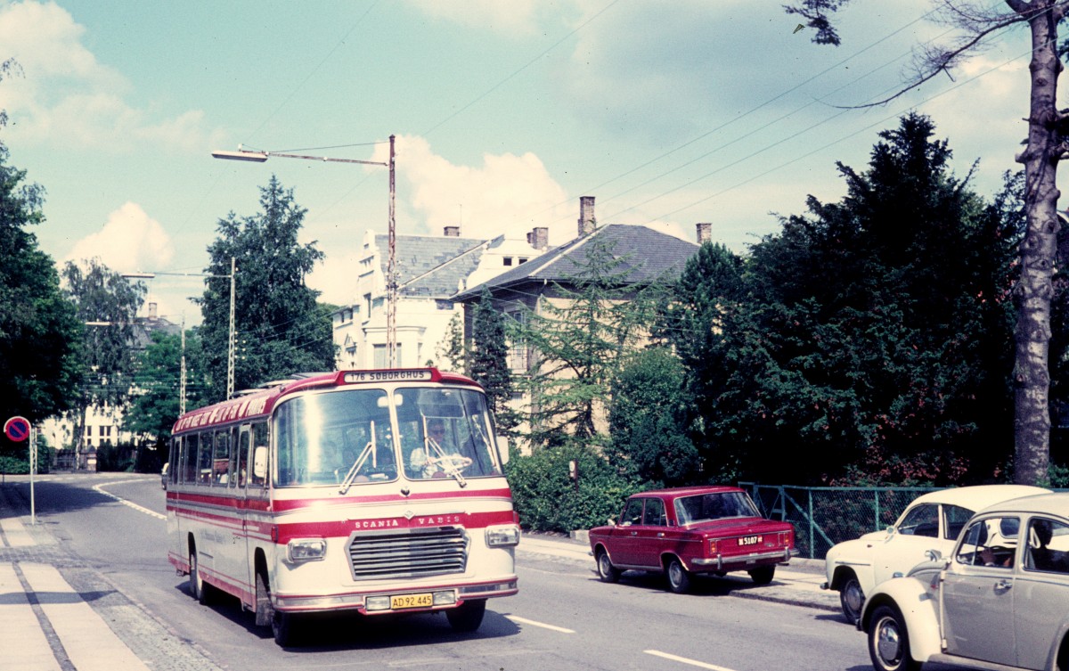 H.C. Stephansens Rutebiler Buslinie 176 (Scania Vabis B 5658/J. Ørum Petersen 1967 - AD 92.445) Charlottenlund, Fredensvej im August 1970. - 'Rutebil': diese Bezeichnung für einen Bus wurde normalerweise verwendet, wenn es sich um einen Überland-/Landbus handelte.