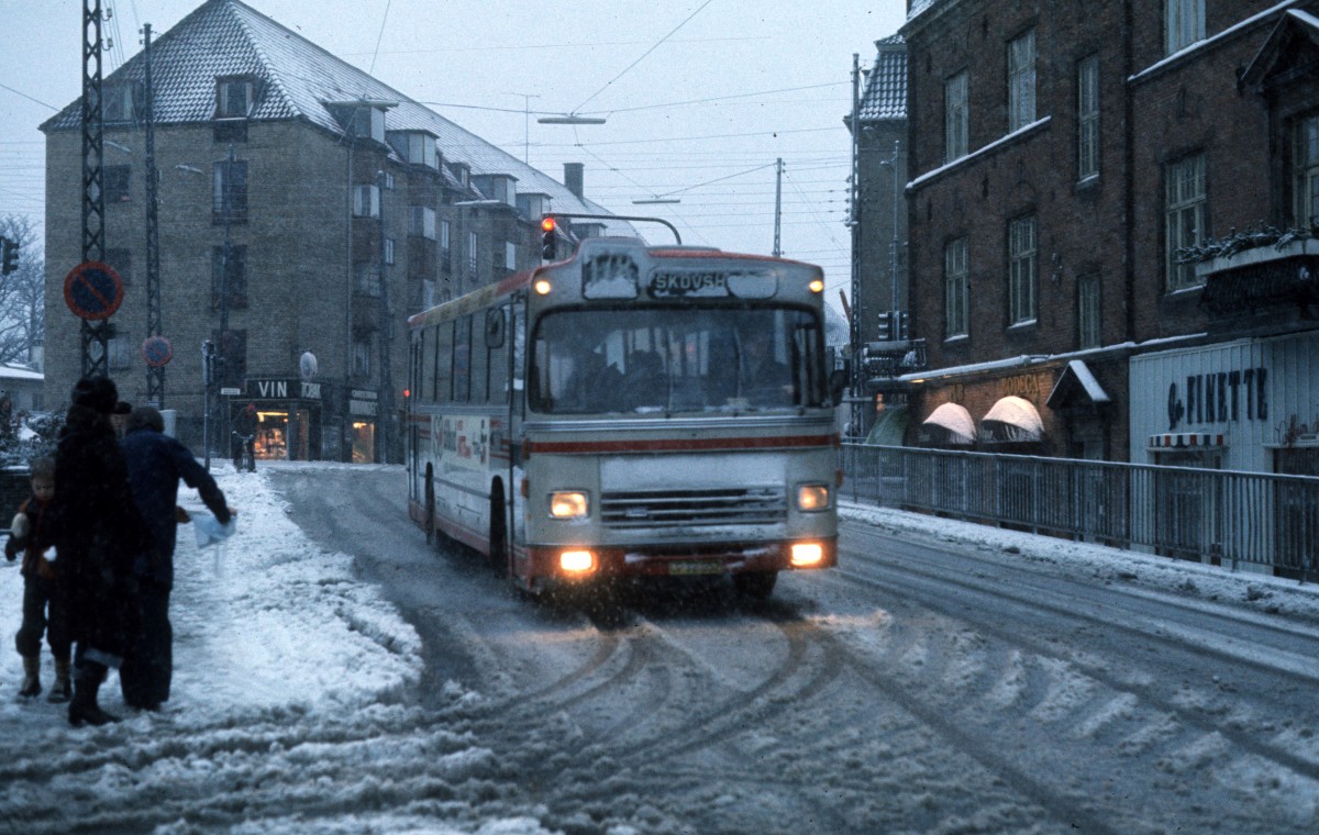 H.C. Stephansens Rutebiler Buslinie 178 (Leyland/DAB LIDRT 12/2 1974 - CP 92.052) Charlottenlund, Fredensvej / Jægersborg Allé im Januar 1976.