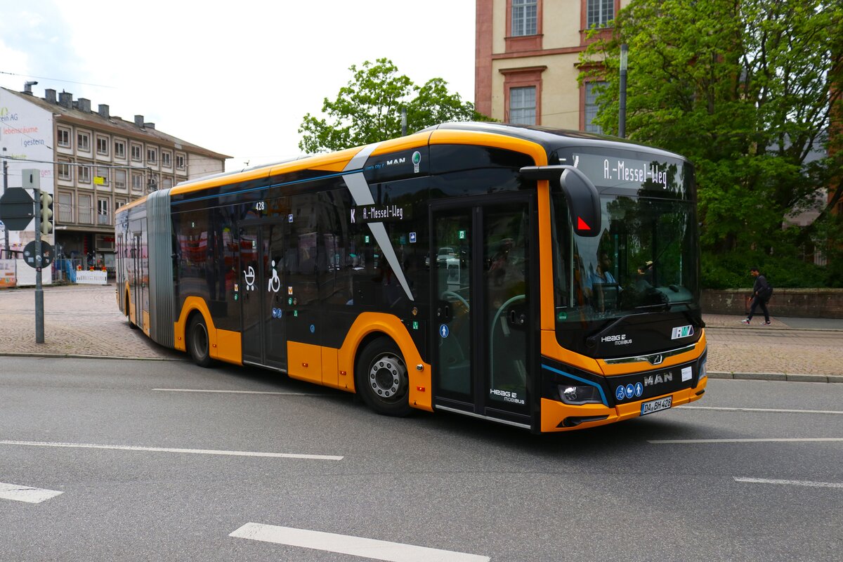 HEAG mobilo MAN Lions City E Wagen 428 am 04.05.24 in Darmstadt Innenstadt