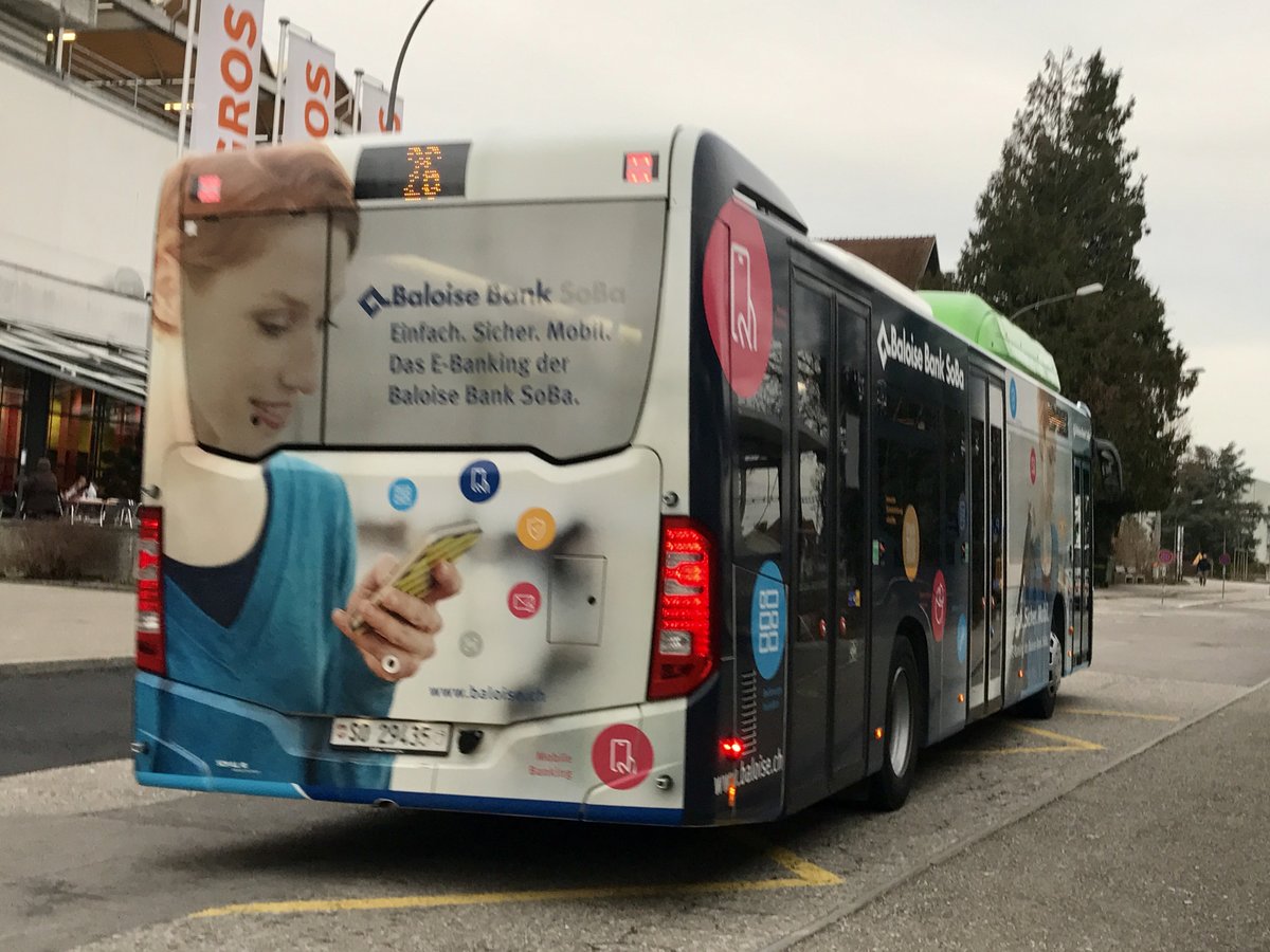 Heck des BGU C2 NGT mit Vollwerbung für Baloise Bank SoBa bei der Abfahrt am 3.3.17 beim Bhf Grenchen Süd.