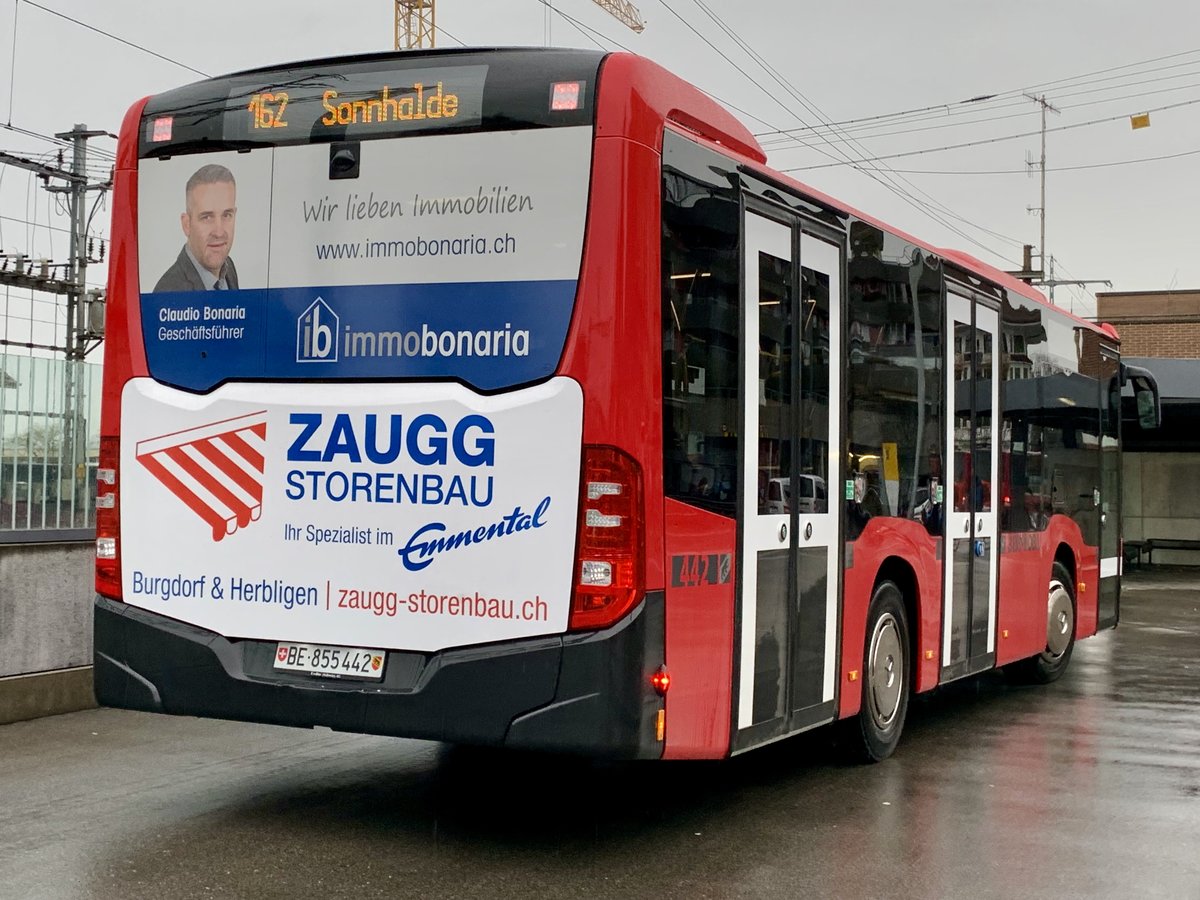 Heckansicht des Bernmobil MB C2 K 442 nach der Abfahrt am 5.3.20 beim Bhf Münsingen.