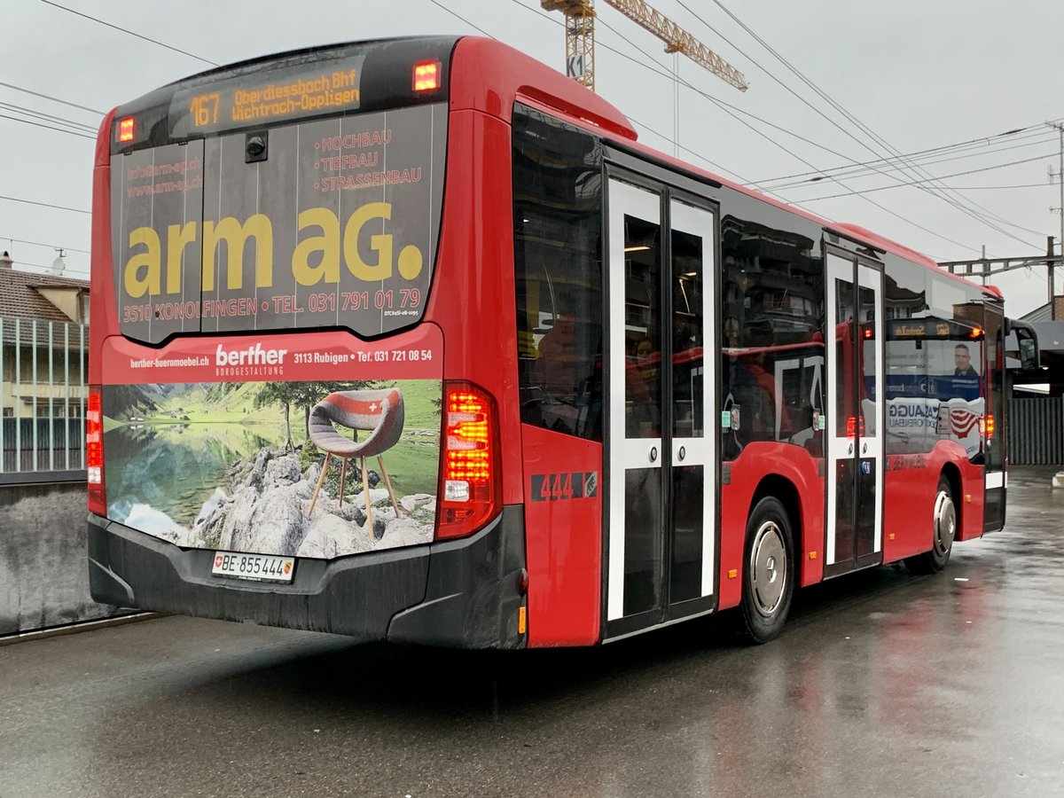 Heckansicht des Bernmobil MB C2 K hybrid 444 nach der Abfahrt beim Bhf Münsingen.