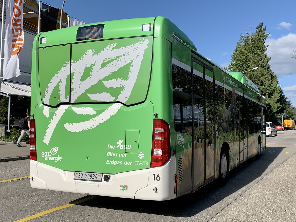 Heckansicht des BGU MB C2 NGT Nr. 16 am 16.8.21 bei der Abfahrt beim Bahnhof Grenchen Süd.