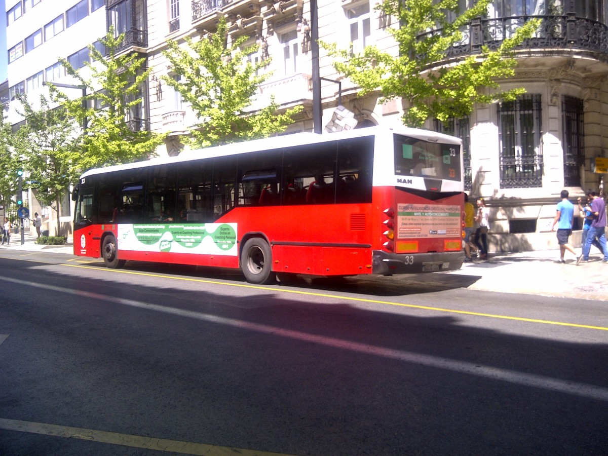 Heckansicht des Castrosua CS40 Magnus II (MAN A69), Wagen 33, Firma Transportes Rober, unterwegs in der Gran Via de Col�n in Granada (Spanien) am 02.05.2014.

