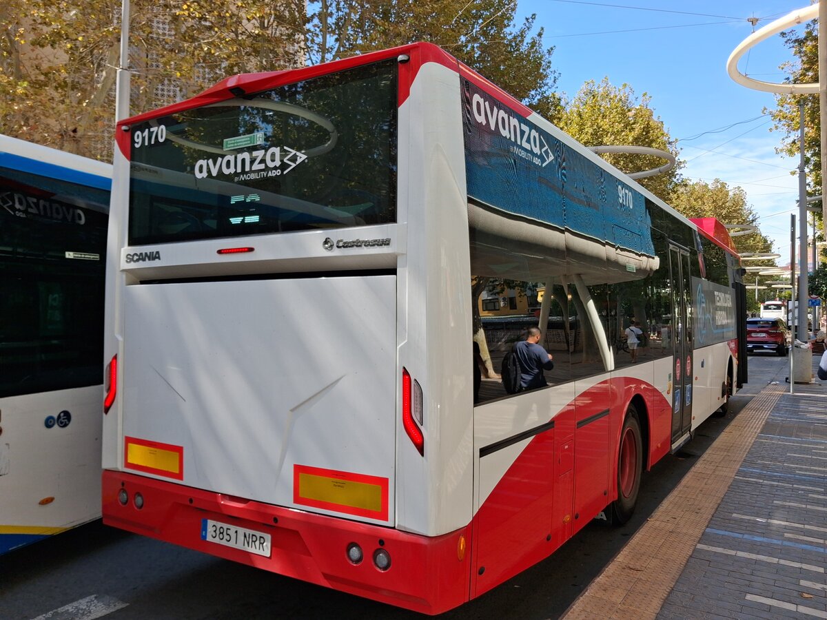 Heckansicht des Castrosua Magnus H LE 13 Hybrid (Scania K360H B4x2LI) mit der Wagennummer 9170, Firma Avanza, in der Innenstadt von Benidorm als Linie 52 am 29.09.2026.