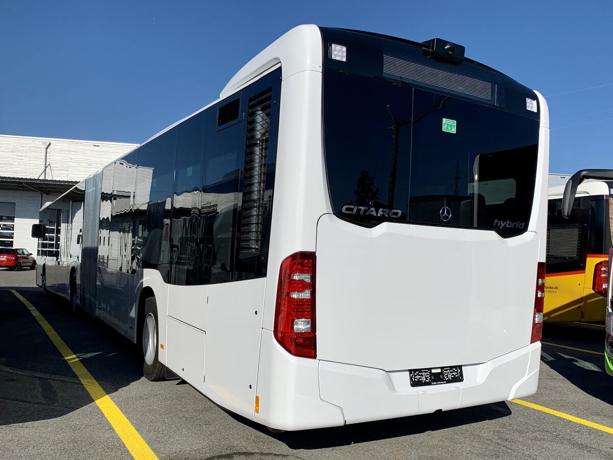 Heckansicht des Fabrikneuen MB C2 G Ü hybrid für die PostAuto Regie Delemont am 24.9.21 bei Interbus Kerzers.