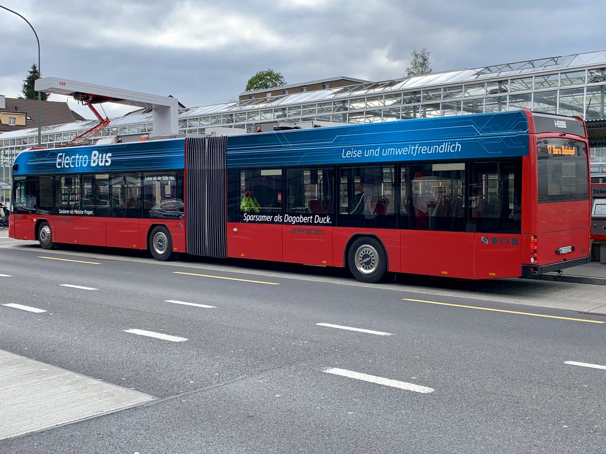 Heckansicht des HESS Electro Bus 203 der am 15.5.19 bei der Endhaltestelle Köniz Weiermatt an der Ladestation.
