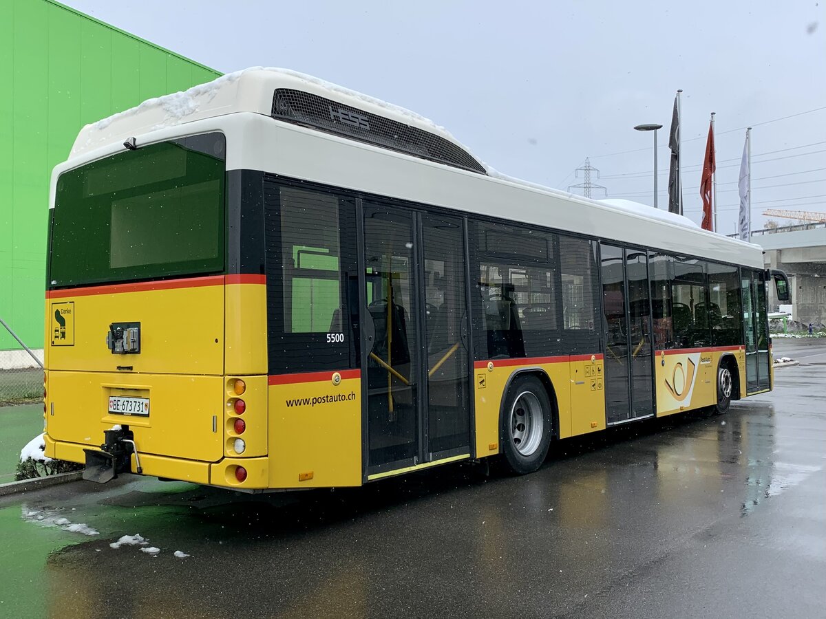 Heckansicht des HESS Zugfahrzeug Nr. 10 '5500' PostAuto Regie Laupen am 2.4.22 bei Interbus Kerzers.